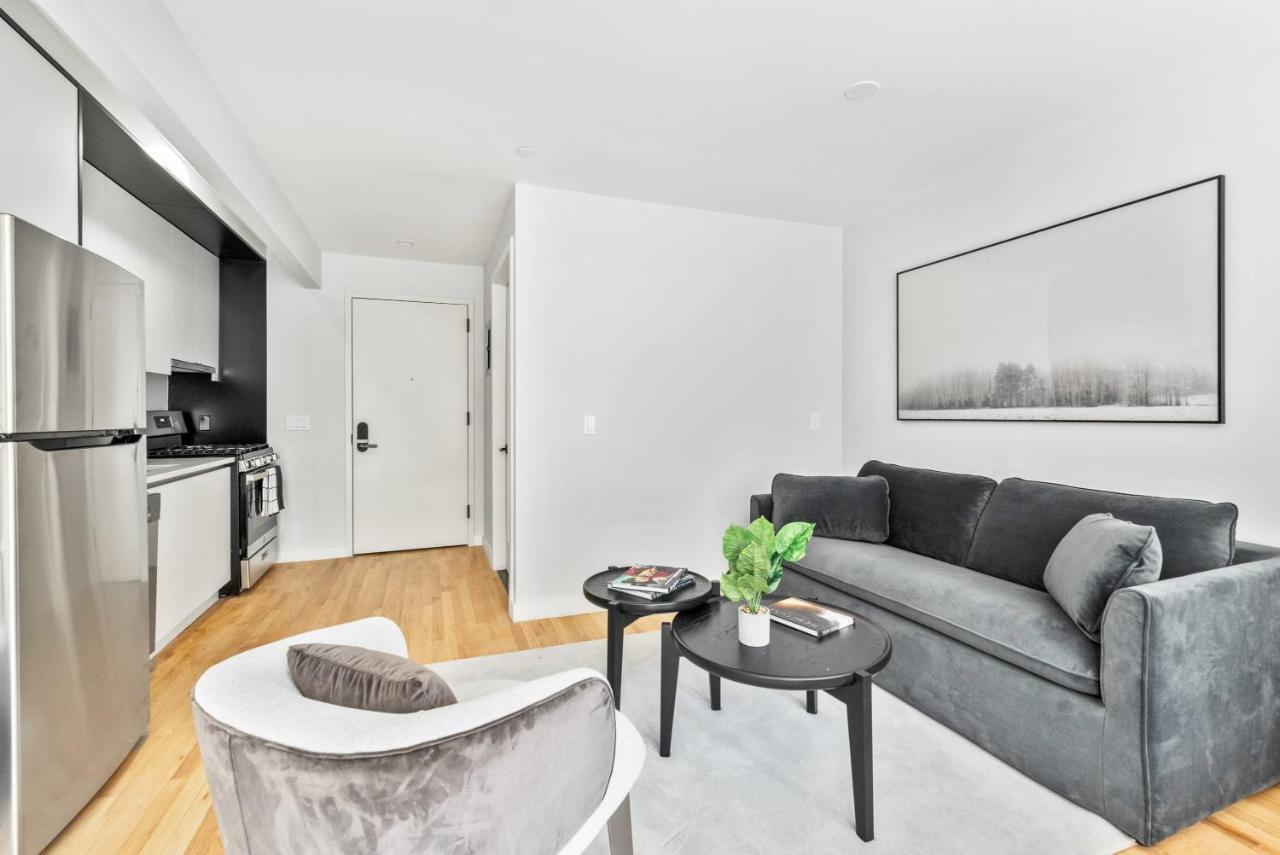 Luxe Studio Ste In Upper East Side With Charming Juliet Balcony Casa de férias Nova York