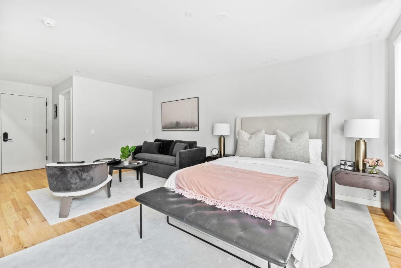 Luxe Studio Ste In Upper East Side With Charming Juliet Balcony Casa de férias Nova York